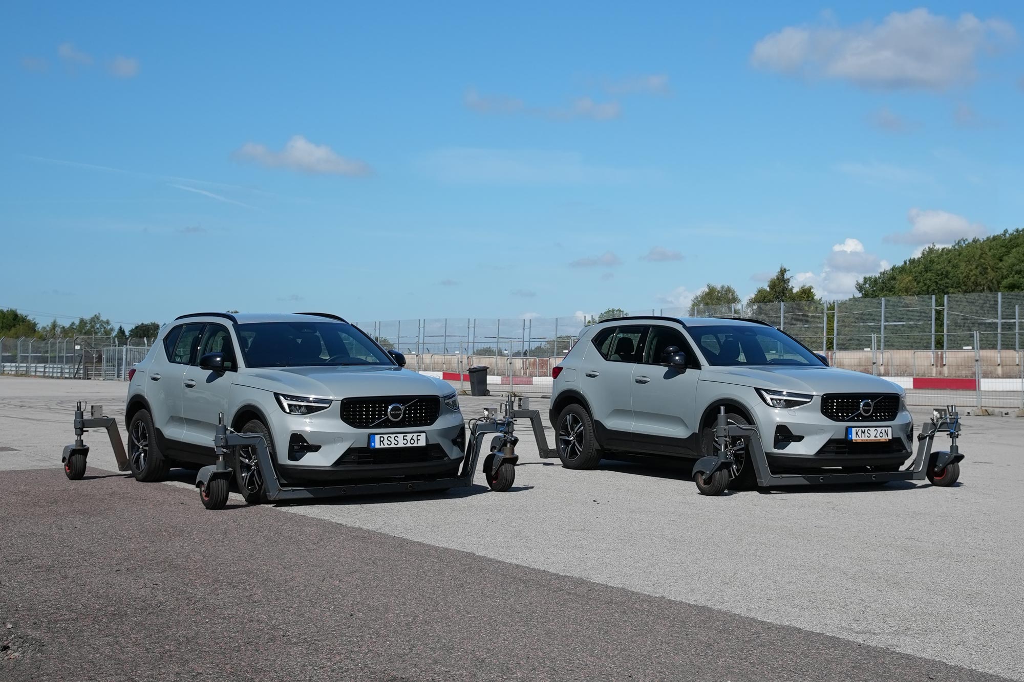 Två silverfärgade bilar utrustade med skidcar-teknik parkerade sida vid sida