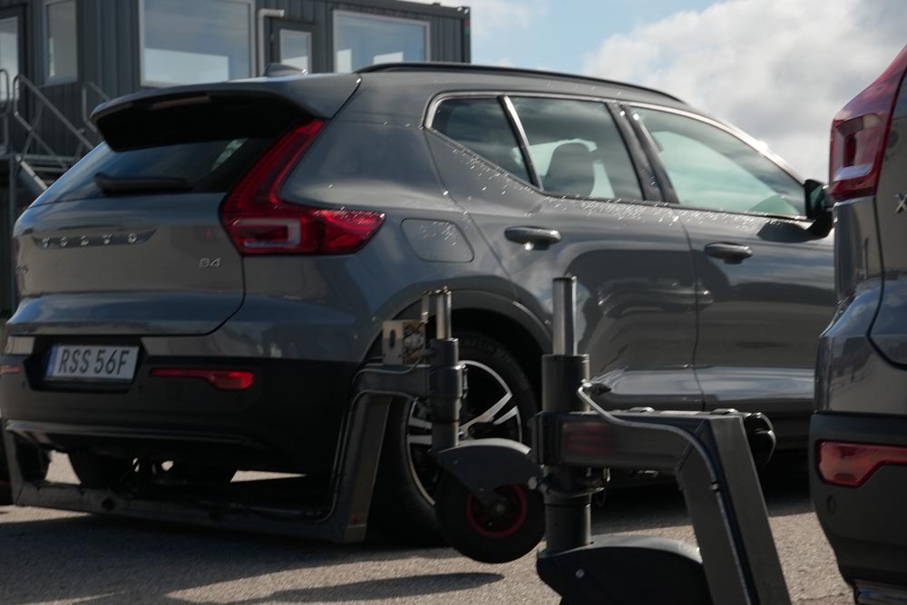 Skidcar-utrustningen synlig snett bakifrån på en av Körkortsgruppens bilar